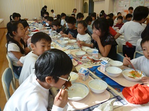 写真:交流給食の様子2