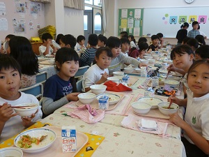 写真:交流給食の様子3