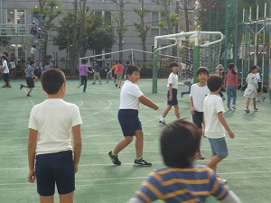 写真:校庭で遊ぶ子供たち1