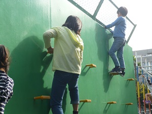 写真:遊具で遊ぶ子供たち2