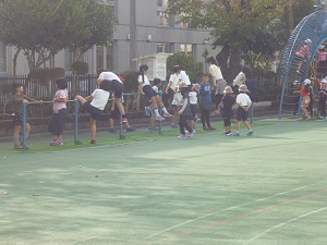 写真:鉄棒で遊ぶ子供たち