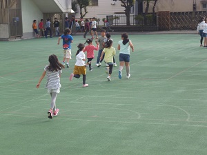 写真:校庭で遊ぶ子供たち2