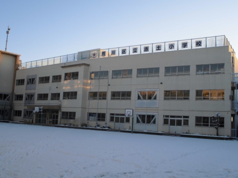 写真:校舎と雪が積もった校庭の様子