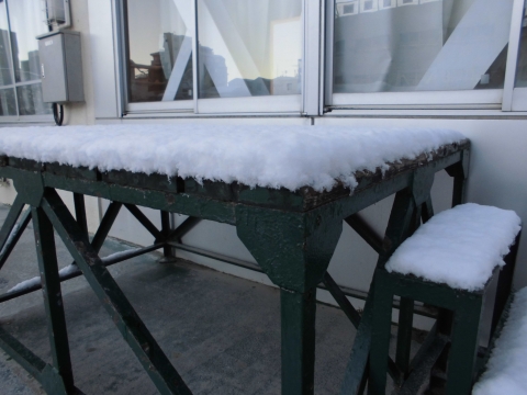 写真:雪が積もっている朝礼台