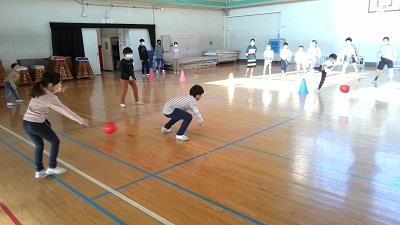 写真:体育館で遊ぶ様子