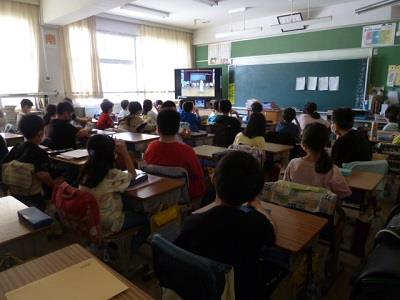 写真:教室で発表を見る生徒たち