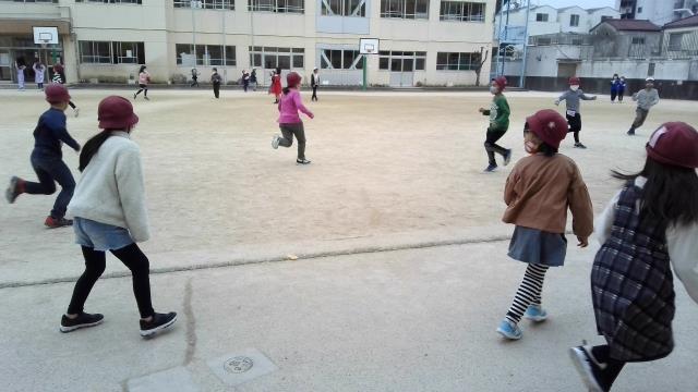 写真:校庭で遊ぶ様子