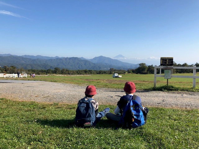 写真:富士山を眺める生徒たち