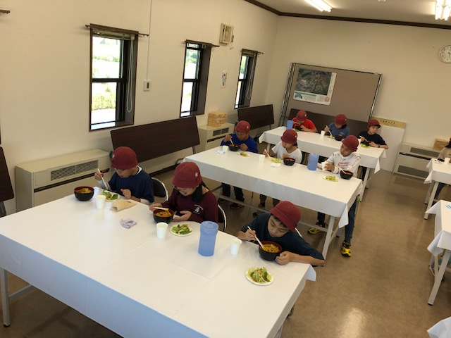 写真:ほうとうを食べる生徒たち