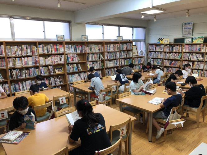 写真:図書室で本を読む様子