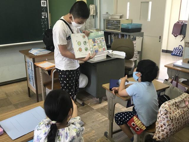 写真:縦割り班読書2