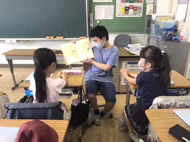 写真:縦割り班読書5