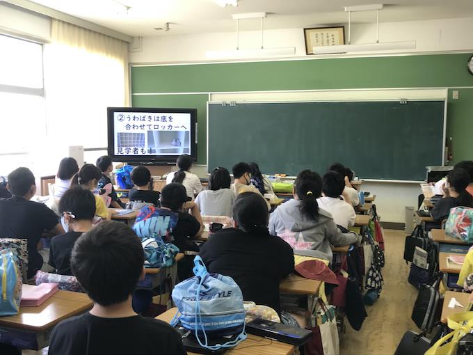 写真:水泳指導に向けて