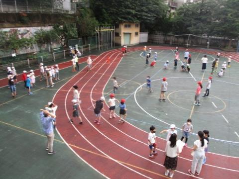 写真:縦割り班遊び