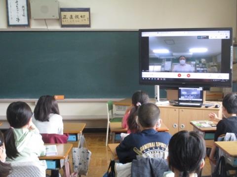 写真:リモート全校朝会