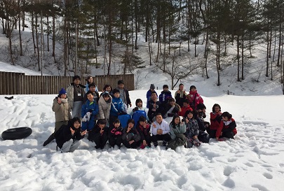 写真:雪の中で集合する子どもたち
