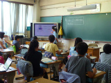 写真:電子黒板を見る子どもたち