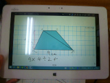 写真:タブレットPCに表示された台形と計算式