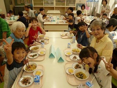 写真:祖父母ふれあい給食1