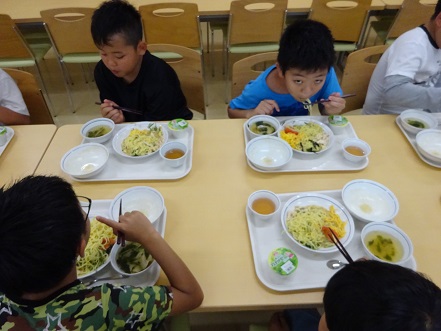 写真:おひるごはんを食べる様子