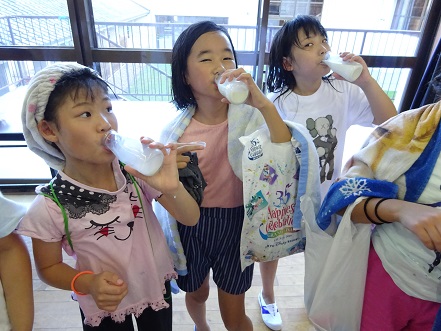 写真:牛乳を飲む子供たち1