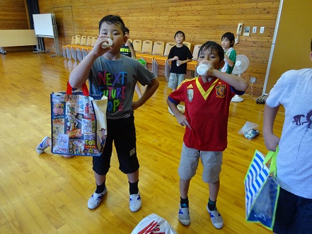 写真:牛乳を飲む子供たち2