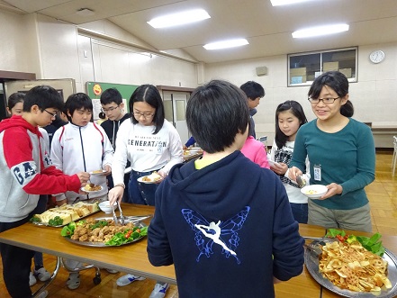 写真:伝説の「二日小バイキング給食」1