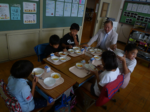 写真:ふれあい給食(2・3年生)1