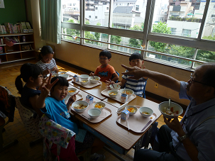 写真:ふれあい給食(2・3年生)2