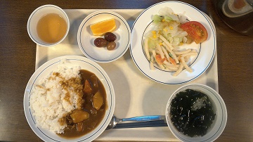 写真:夕食は、カレーライス。1