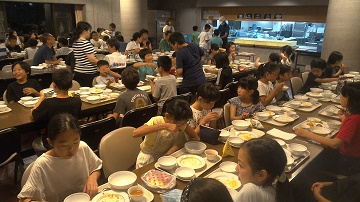 写真:学園での初めての食事2