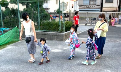 写真:浴衣を着たこどもたち