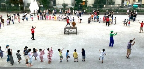 写真:三日音頭を踊る様子