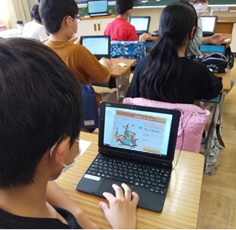 写真:オンライン教材を使用している様子