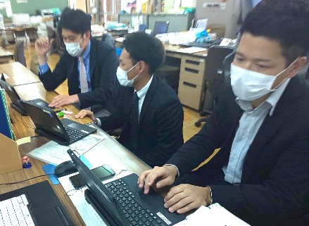 写真:準備をしている先生