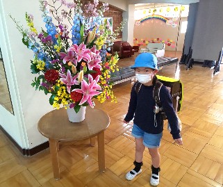 写真:ロビーに飾られた式典生花と2年生