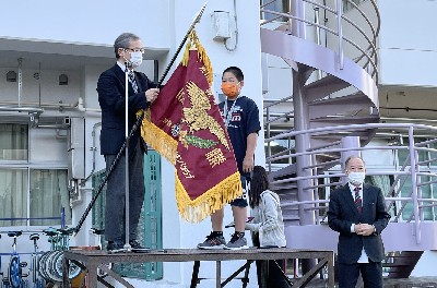 写真:優勝旗授与