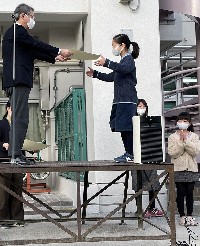 写真:表彰の様子1(1月24日)