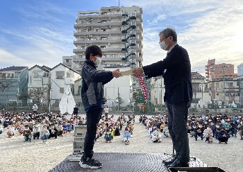 写真:表彰の様子2(1月24日)