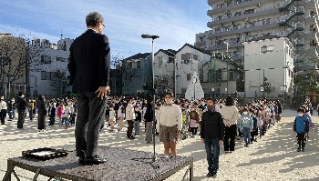 写真:全校朝会(3月7日)