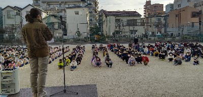 写真:全校朝会(1月17日)