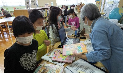 写真:図書貸出の様子