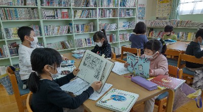 写真:本を読んでいる様子