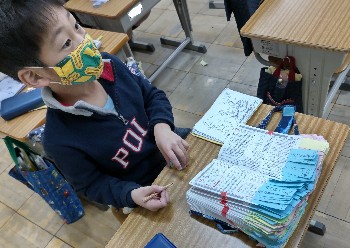 写真:辞書にたくさん付箋をはって活用している様子