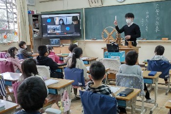 写真:「糸車」の実物を使用しながら学ぶ様子