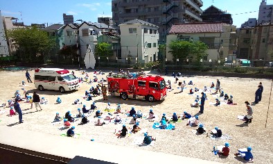 写真:消防車と救急車を写生している様子1