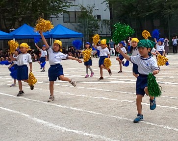 写真:ポンポンを手に踊る様子1