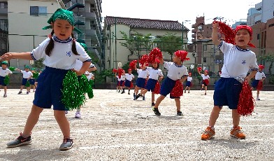 写真:ポンポンを手に踊る様子2