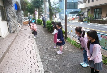 写真:あいさつ運動の様子(10月14日)