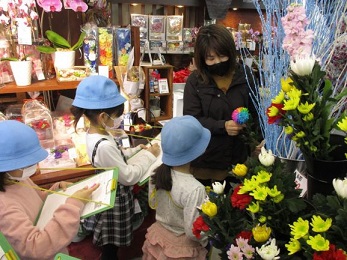 写真:花屋さんで話を聞く様子